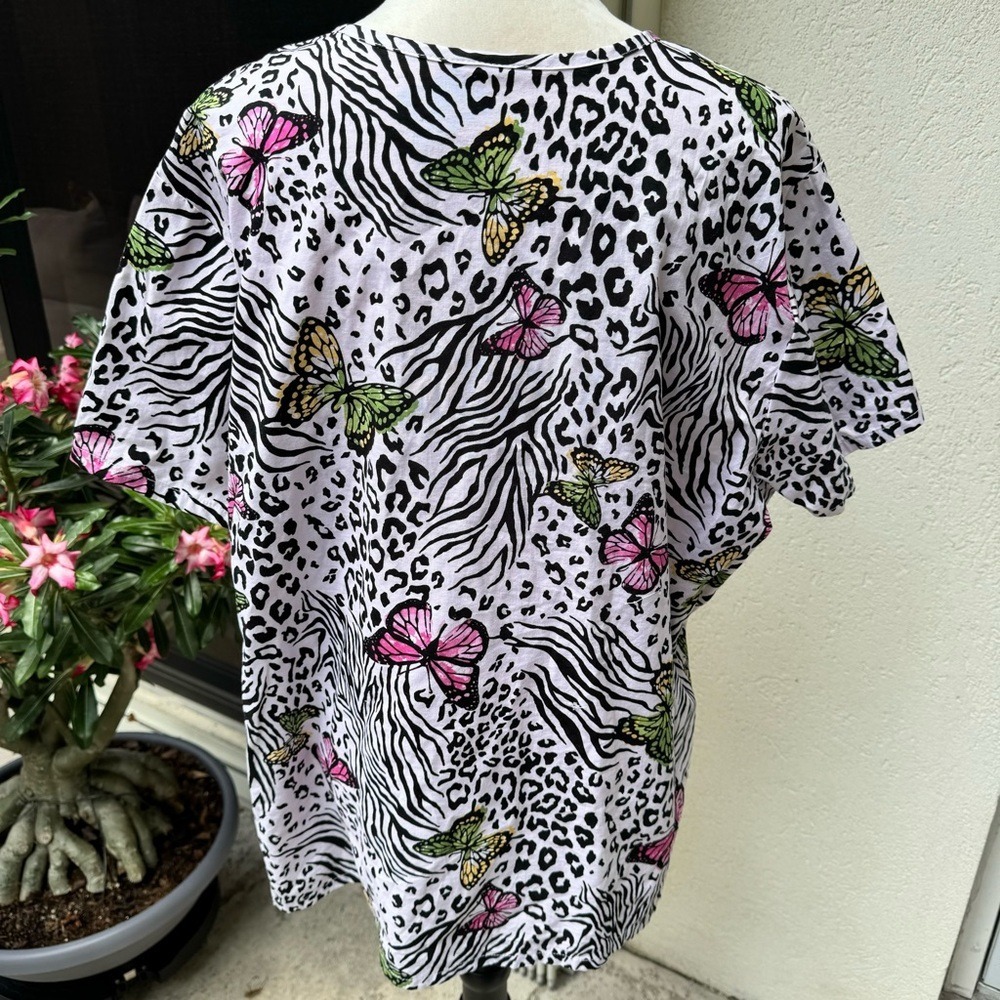Women's Medical  Scrub. Animal Print W/Multicolored Butterflies. 2XL. - Picture 4 of 6